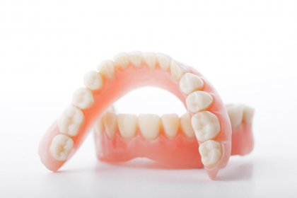<b>怎么预防和治疗牙托性口炎？</b>